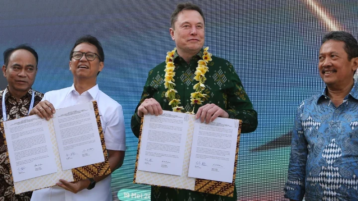 Indonesian Minister of Health Budi Gunadi Sadikin, second from left, and Elon Musk, second from right, sign an agreement on enhancing connectivity at a public health center in Denpasar, Bali, Indonesia on May 19, 2024. Firdia Lisnawati/AP