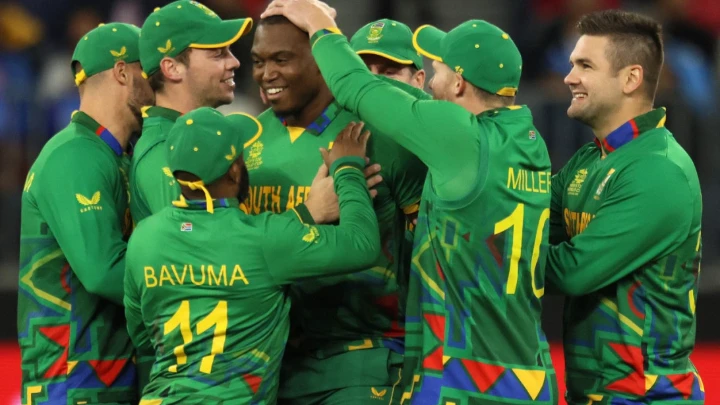 SA, Pakistan win to keep the group intriguing South Africa pacer Lungi Ngidi, who led a fiery pace onslaught to keep India to 133-9, celebrates the wicket of India captain Rohit Sharma during the T20 World Cup Super 12 match in Perth yesterday. Ngidi returned figures of 4-29 and David Miller hit unbeaten 59 as South Africa beat India by five wickets to brighten their semi-finals hopes. PHOTO: AFP