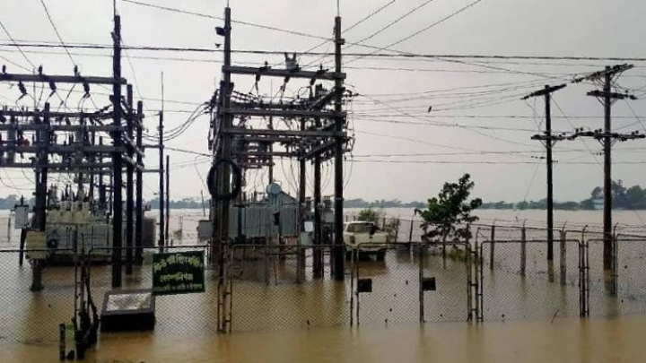 Charging mobile phones for an hour costs Tk100 to Tk150: Sunamganj  flood