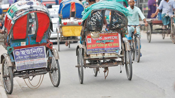 Battery-run auto-rickshaw drivers block Savar to protest "police extortion" 