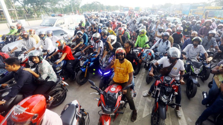 Motorcyclists block tolls plaza of Padma Bridge at Zajira point 