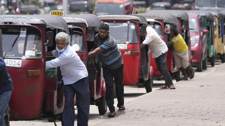 Sri Lankans struggle for petrol due to fuel shortage, demonstrations to continue