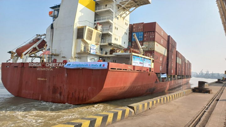 First direct container ship leaves Ctg port for Italy