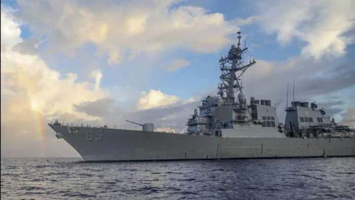 US destroyer sails near disputed islands in SCS, raising tensions with China