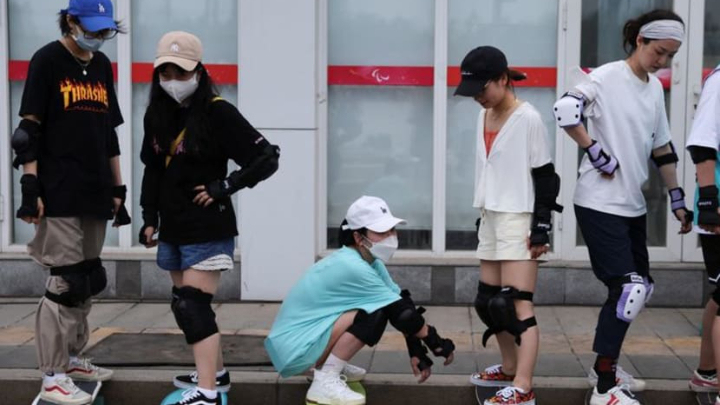 Amid COVID shutdowns, Chinese women flock to skateboarding