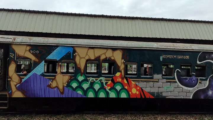 CU shuttle trains each becomes pieces of art 