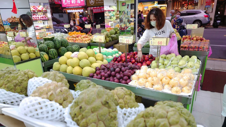 China rolls out curbs on the import of fruit and fish from Taiwan 