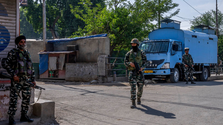 Militants attack an Indian army post in Kashmir 