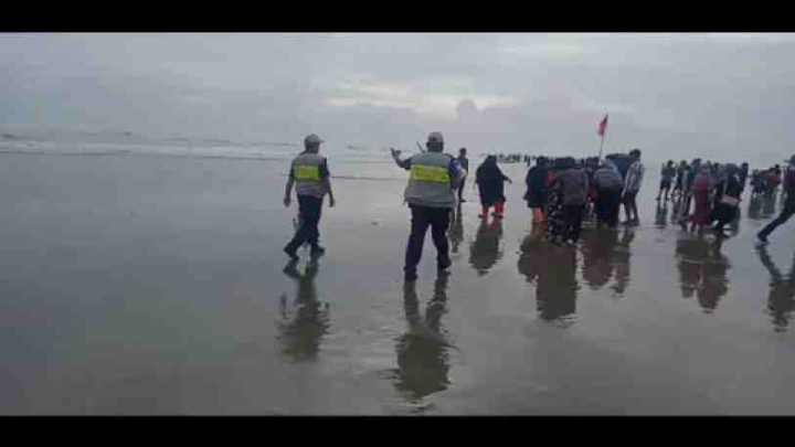 Cox’s Bazar tourist police warn visitors to avoid the beach due to depression