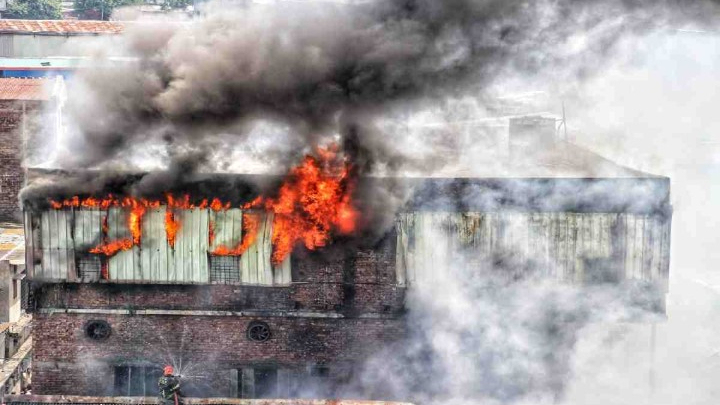 Police detains owner of Hotel in Chawkbazar as fire broke out and killed 6 