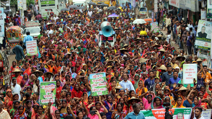 Tea garden workers block Dhaka-Sylhet highway demanding Tk 300 daily wages