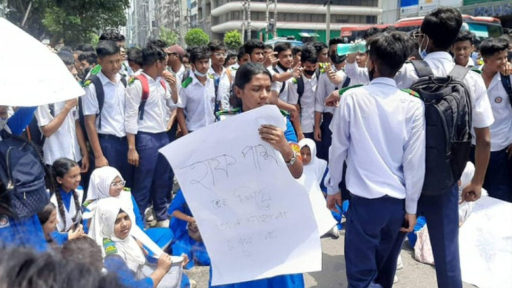 School students block Gulshan-Banani road