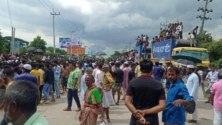 Eviction drive at Salimpur: Local residents block Dhaka-Chittagong highway
