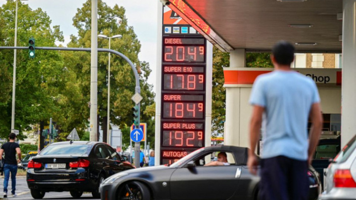 Petrol prices are displayed at a bft petrol station one day before the fuel discount in Germany expires after a temporary reduction of the energy tax to the minimum level set by the EU came to an end in Bonn, Germany, August 31, 2022. REUTERS/Benjamin Westhoff