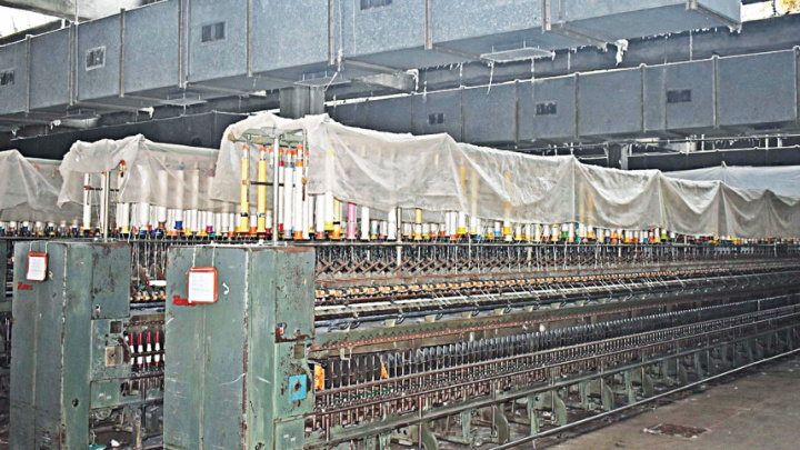 Machinery in the Darwani Textile Mills in Nilphamari continues to collect dust even though eight years have passed since the prime minister directed the authorities concerned to reopen 25 mills of the Bangladesh Textile Mills Corporation under a public-private partnership programme. PHOTO: EAM Asaduzzaman