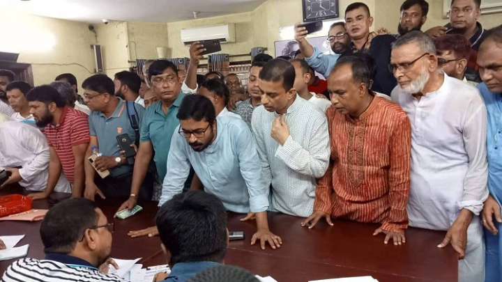 Awami League nomination seekers for by-election in Gaibandha-5 constituency and 61 district councils' (Zila Parishads) chairmen posts thronged the party president's Dhanmondi political office in the capital on Sunday (Sept 4) to buy nomination forms.