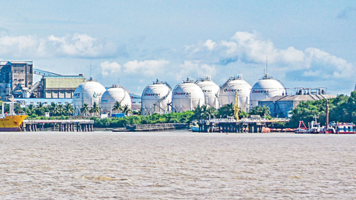 A liquefied petroleum gas bottling plant on the bank of the Pasur river in Mongla of Bagerhat. The company imports LPG and refill cylinders at the plant before marketing them across the country. The photo was taken on Saturday. PHOTO: HABIBUR RAHMAN