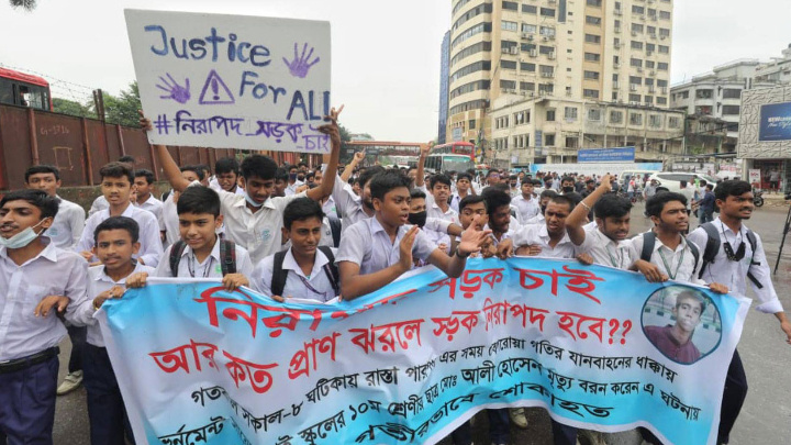 Students of Tejgaon Government Science School and college along with others from different educational institutions block the Farmgate intersection demanding justice and safe roads for their classmates on Monday, September 12, 2022Mehedi Hasan/Dhaka Tribune