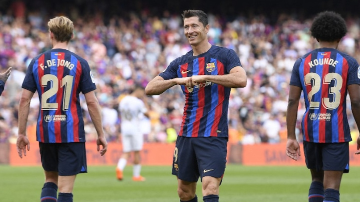 Lewandowski Strikes against Struggling Elche Earn Barcelona Top Spot
