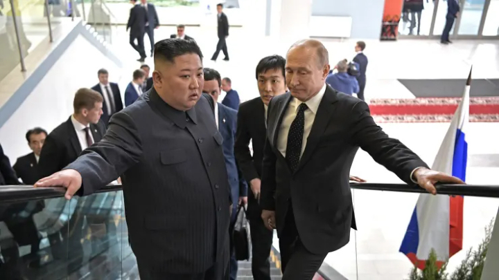 North Korea leader Kim Jong Un (L) attends a meeting with Russian President Vladimir Putin (R) in Vladivostok, Russia
