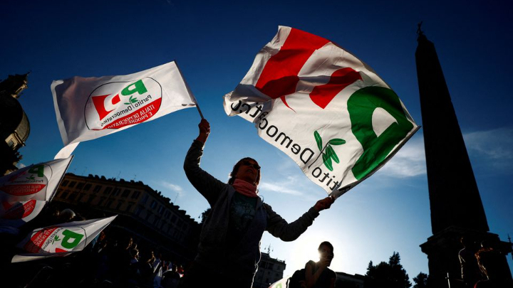 Centre-left Democratic Party (PD) supporters gather before the electoral campaign closing event of Enrico Letta, secretary of PD, in Piazza del Popolo, ahead of the general election, in Rome, Italy, September 23, 2022. REUTERS/Guglielmo Mangiapane