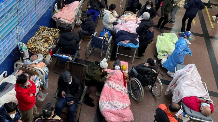 Patients lie on beds and stretchers in a hallway in the emergency department of a hospital, amid the coronavirus disease (COVID-19) outbreak in Shanghai, China January 4, 2023. REUTERS/Staff TPX IMAGES OF THE DAY