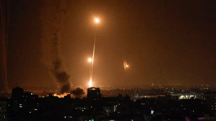 Israeli forces and Hamas gunmen engage in combat following nearly 500 deaths.