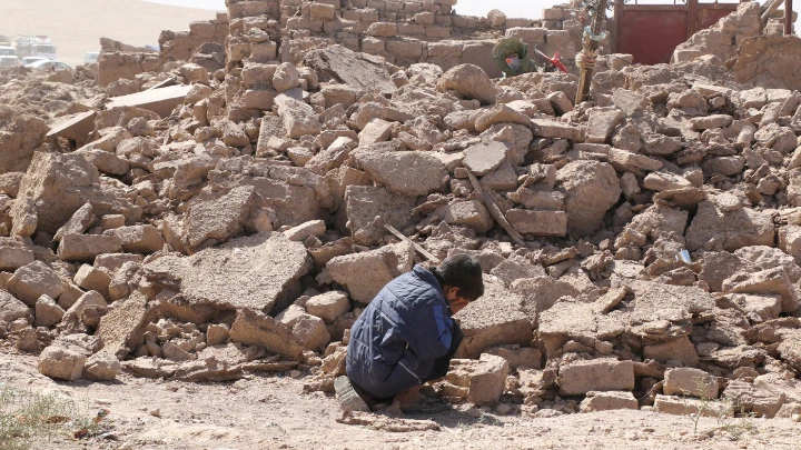 A boy cries as he sits next to debris, in the aftermath of an earthquake in the district of Zinda Jan, in Herat, Afghanistan, October 8, 2023. REUTERS/Stringer