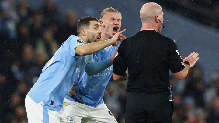 Manchester City's Croatian midfielder #08 Mateo Kovacic (L), Manchester City's Norwegian striker #09 Erling Haaland (2L) appeal to English referee Simon Hooper during the English Premier League football match between Manchester City and Tottenham Hotspur at the Etihad Stadium in Manchester, northwest England, on December 3, 2023. Photo: AFP