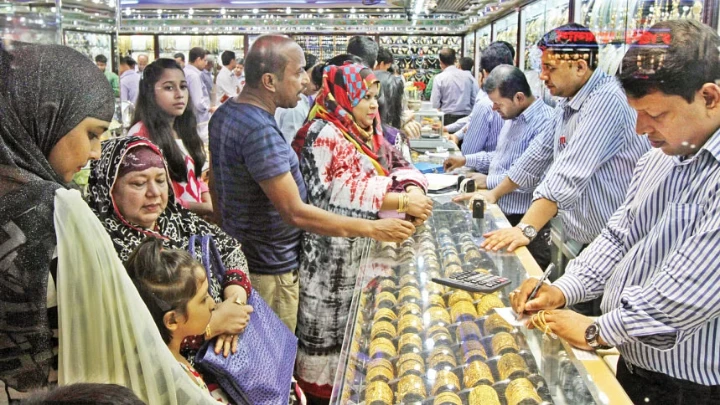 The price of one bhori (11.664 grammes) of 22-carat gold will cost Tk 92,263 from today, undergoing the first reduction to be brought about in nearly four months. The price had reached a record high of Tk 93,429 per bhori in mid-January this year. Photo: Star/file