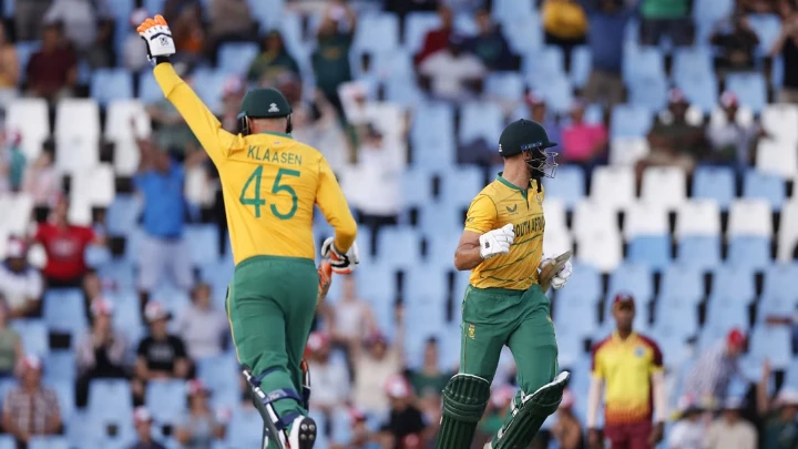 South Africa's Heinrich Klaasen (L) and South Africa's Aiden Markram (R) run between the wickets to make the winning run during the second T20 international cricket match between South Africa and West Indies at SuperSport Park in Centurion on March 26, 2023. Photo: AFP