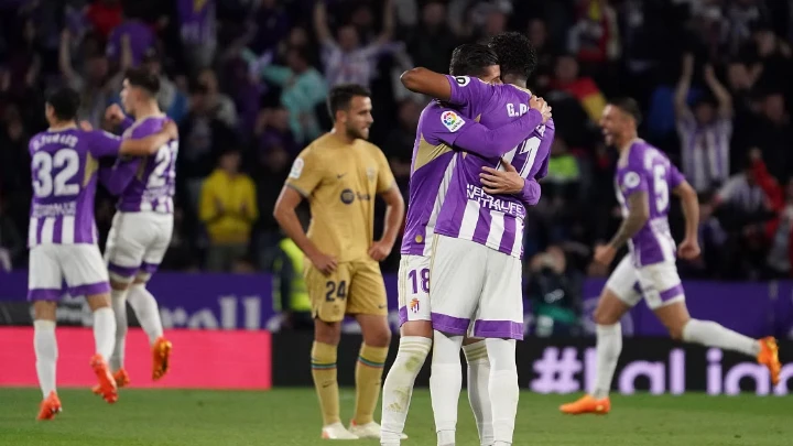 Real Valladolid's Ecuadorean midfielder Gonzalo Plata (R) celebrates with teammates after scoring his team's third goal against Barcelona at the Jose Zorilla stadium in Valladolid on May 23, 2023. PHOTO: AFP