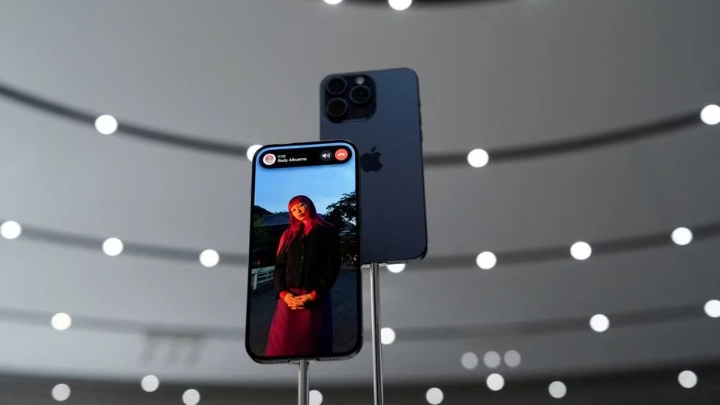 The iPhone 15 Pro is presented during the 'Wonderlust' event at the company's headquarters in Cupertino, California, U.S. September 12, 2023. REUTERS/Loren Elliott 