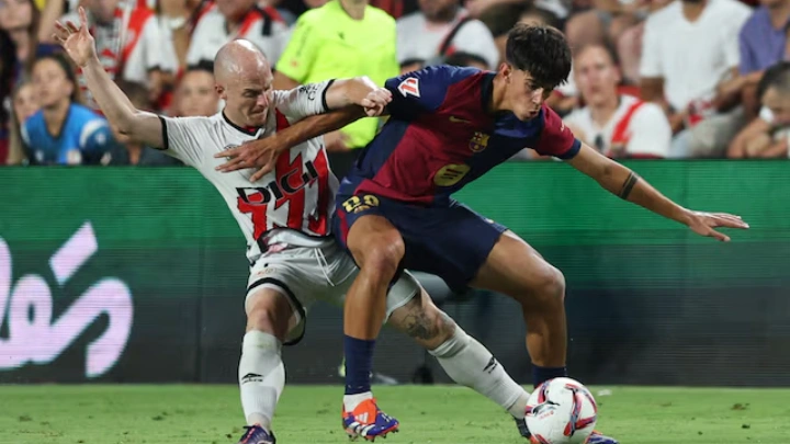 Soccer Football - LaLiga - Rayo Vallecano v FC Barcelona - Campo de Futbol de Vallecas, Madrid, Spain - August 27, 2024 Rayo Vallecano's Isi Palazon in action with FC Barcelona's Marc Bernal REUTERS/Violeta Santos Moura/File Photo