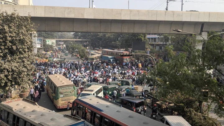 Avoid Shahbagh: Intern doctors of BSMMU, pvt hospitals demonstrating demanding pay hike