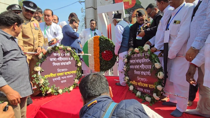 Indians and Bangladeshis pay tribute to language martyrs at no man's land of Benapole border