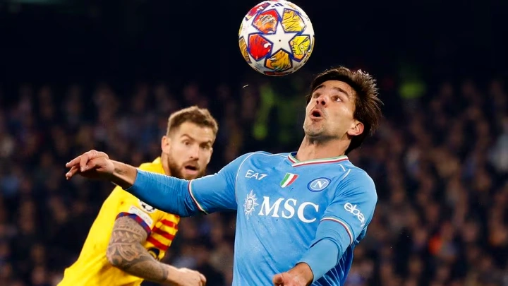 Soccer Football - Champions League - Round of 16 - First Leg - Napoli v FC Barcelona - Stadio Diego Armando Maradona, Naples, Italy - February 21, 2024 Napoli's Giovanni Simeone in action with FC Barcelona's Inigo Martinez REUTERS/Remo Casilli