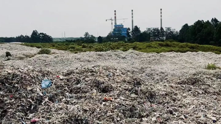 A mountain of plastic waste contaminants in a private landfill belongs to one of the largest paper mills in IndonesiaImage: Yuyun Ismawati/2024