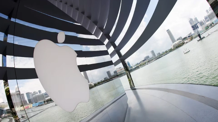 A logo of Apple is seen outside at the upcoming Apple Marina Bay Sands store in Singapore, September 8, 2020. REUTERS/Edgar Su/File Photo 