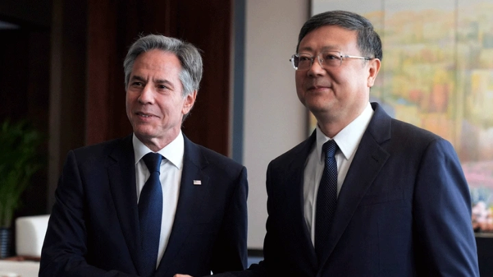 US Secretary of State Antony Blinken (L) shakes hands with Shanghai Party Secretary Chen Jining during a meeting at the Grand Halls in Shanghai on April 25, 2024. Photo : AFP