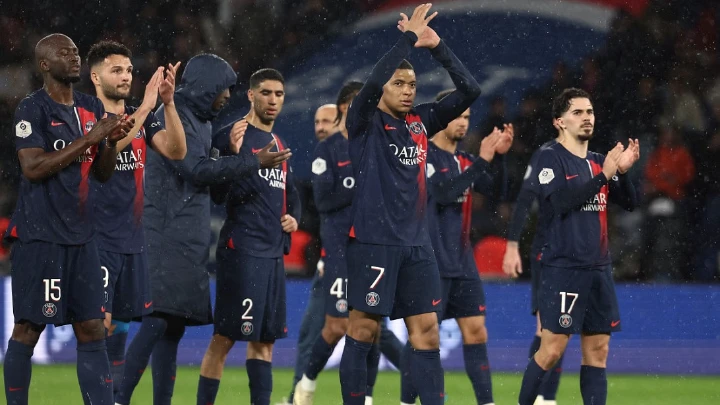 Paris Saint-Germain's French forward #07 Kylian Mbappe (C) and teammates applaud supporters at the end of the Ligue 1 match between Paris Saint-Germain (PSG) and Le Havre AC at the Parc des Princes Stadium in Paris on April 27, 2024. Photo: AFP