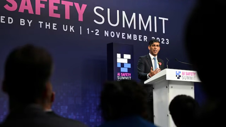 Britain's Prime Minister Rishi Sunak speaks during the closing press conference on the second day of the UK Artificial Intelligence (AI) Safety Summit at Bletchley Park, near Milton Keynes, Britain November 2, 2023. Justin Tallis/Pool via REUTERS/File Photo
